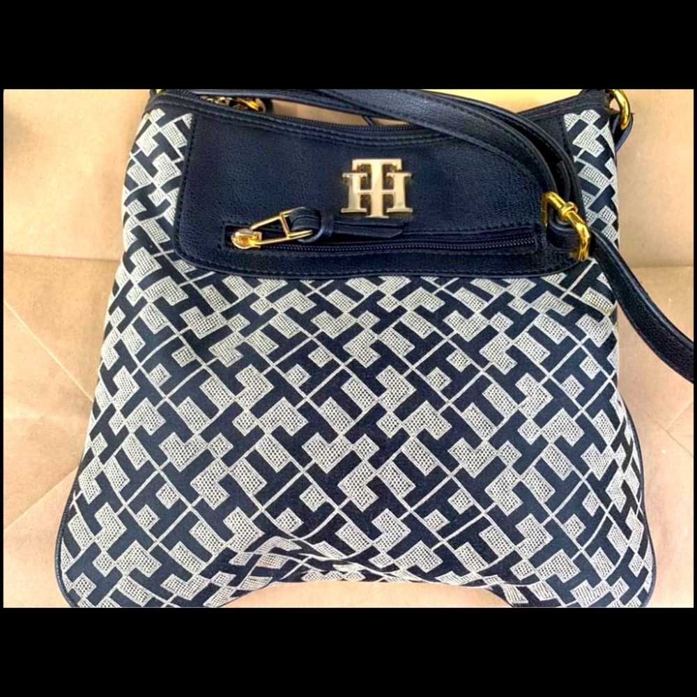 EUC- Classic navy Hilfiger monogram crossbody